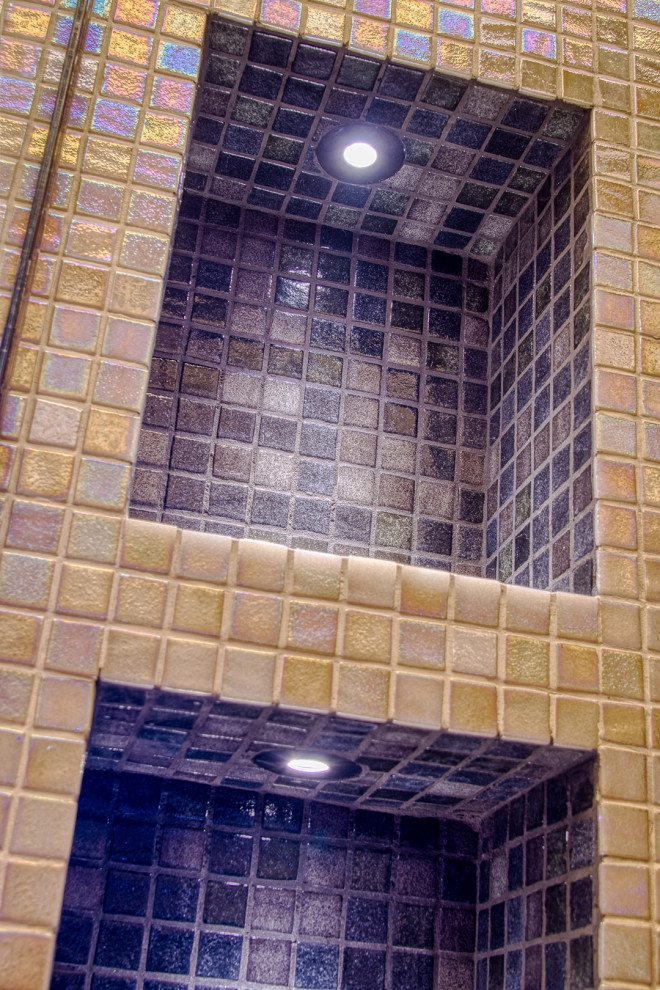 На фото: маленькая ванная комната в стиле неоклассика (современная классика) с душем без бортиков, бежевой плиткой, плиткой мозаикой, бежевыми стенами, полом из керамической плитки, душевой кабиной, душем с распашными дверями и многоуровневым потолком для на участке и в саду с