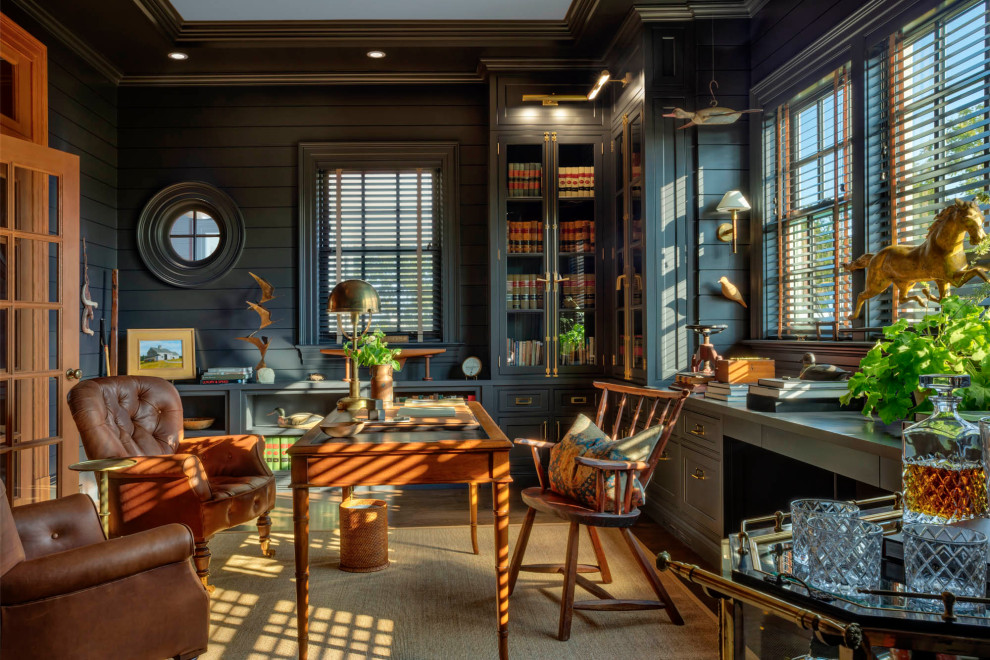 Inspiration för ett mellanstort vintage arbetsrum, med blå väggar, mellanmörkt trägolv, ett fristående skrivbord och brunt golv