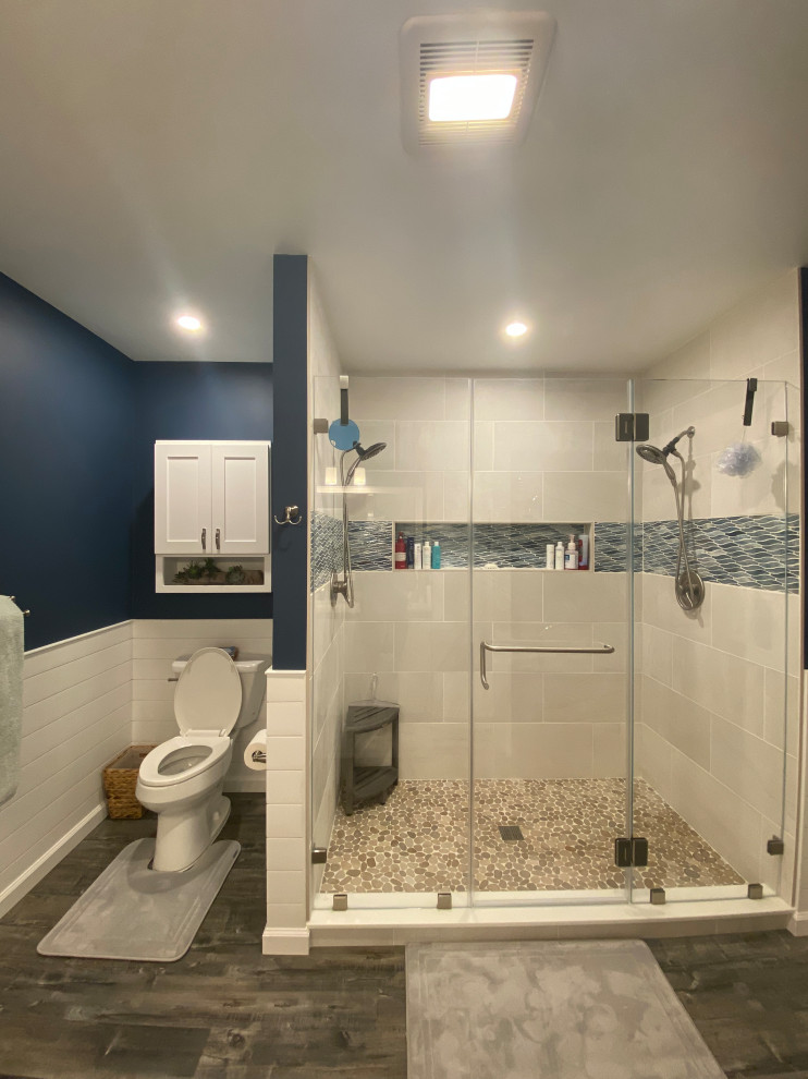 This is an example of a beach style bathroom in Los Angeles.