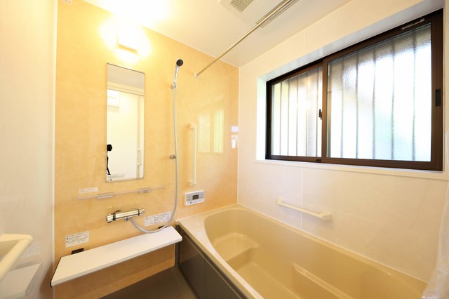 縁側で夏を感じる家 japanisch-badezimmer