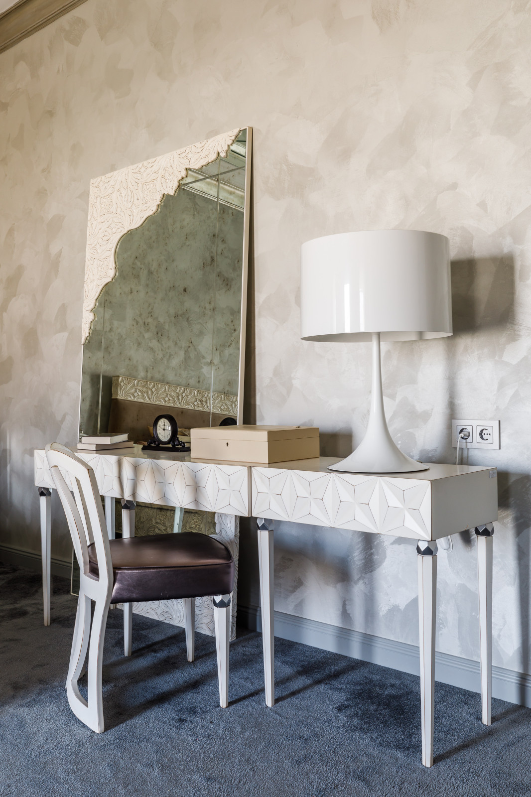 Дом с круглым окном