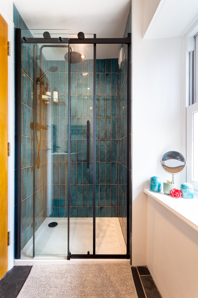 Свежая идея для дизайна: маленькая ванная комната в классическом стиле с фасадами в стиле шейкер, белыми фасадами, душем без бортиков, унитазом-моноблоком, синей плиткой, керамической плиткой, синими стенами, полом из сланца, душевой кабиной, накладной раковиной, столешницей из плитки, черным полом, открытым душем, белой столешницей, акцентной стеной, тумбой под одну раковину, подвесной тумбой, любым потолком и любой отделкой стен для на участке и в саду - отличное фото интерьера