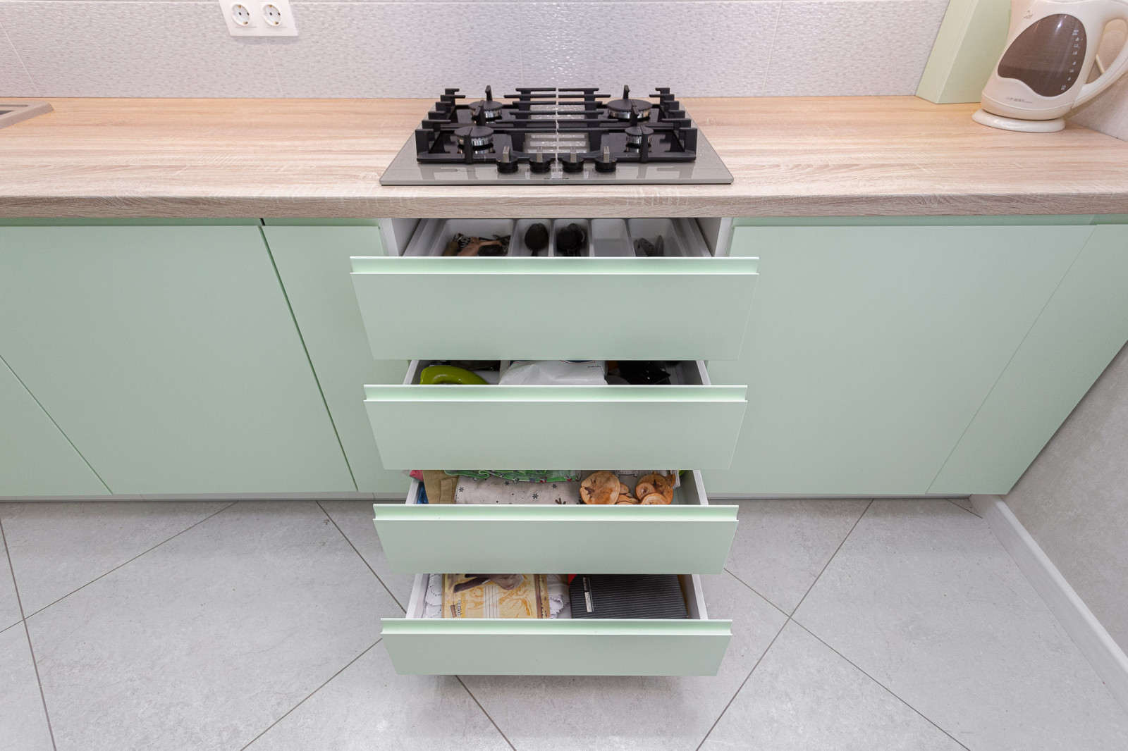 Мятная кухня со стеклянной витриной и подсветкой