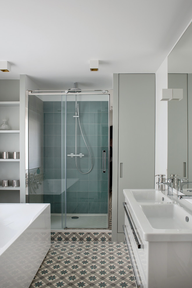 Inspiration for a mid-sized contemporary master bathroom in Paris with an alcove shower, beige tile, blue tile, gray tile, white walls, ceramic floors, an integrated sink and a sliding shower screen.
