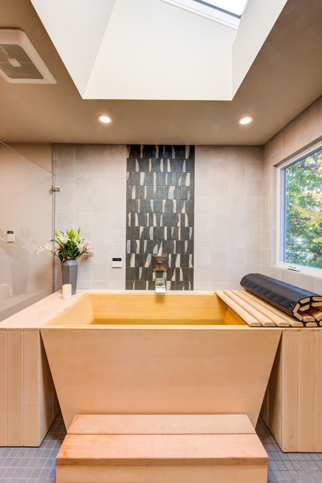Пример оригинального дизайна: ванная комната в восточном стиле с японской ванной и серым полом