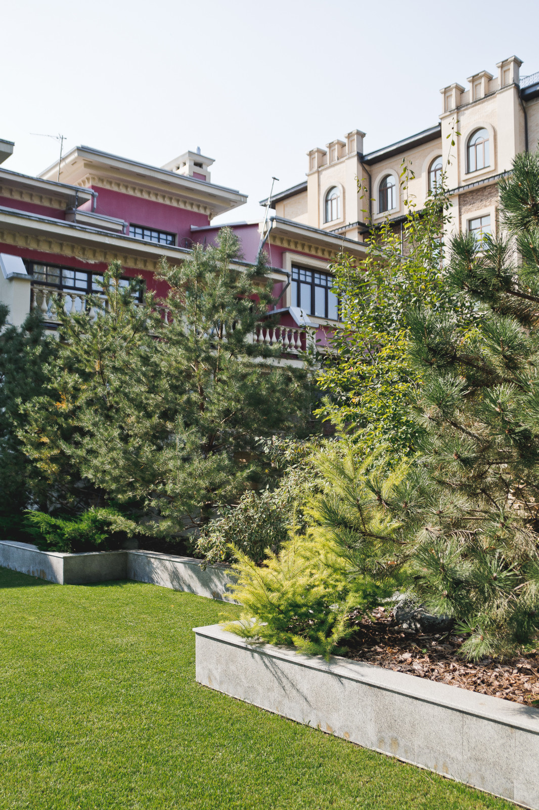 Маленький сад перед таунхаусом