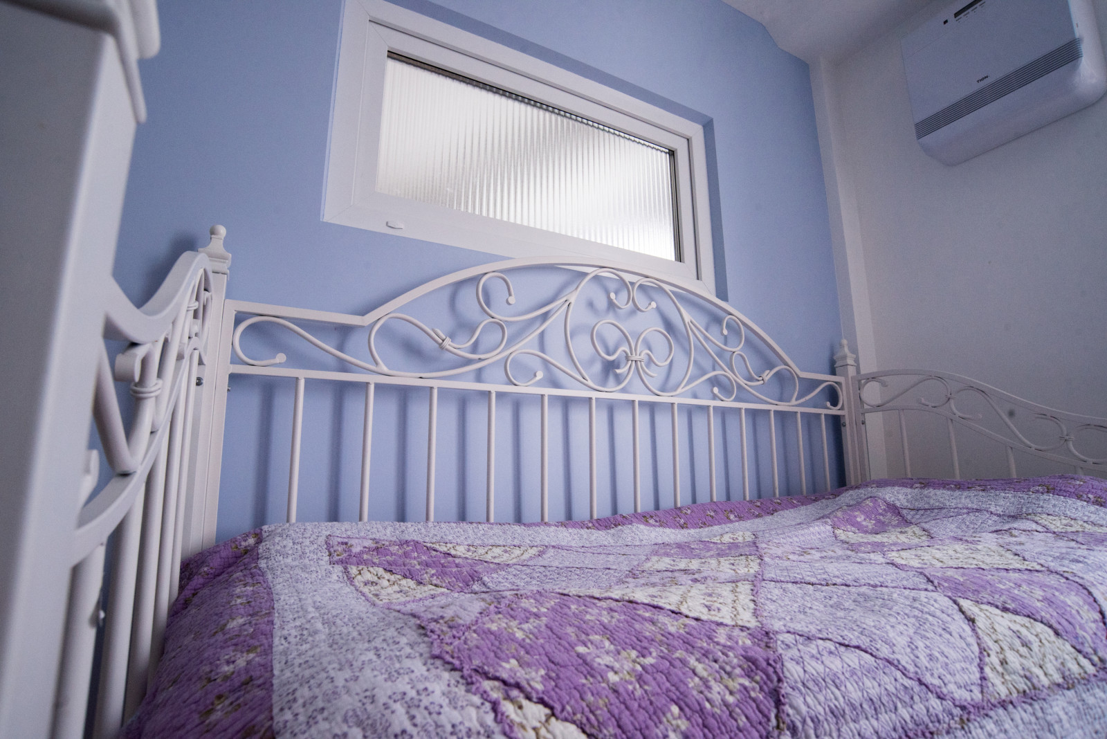 Перепланировка квартиры с радиальной фасадной стеной, авторская мозаика.