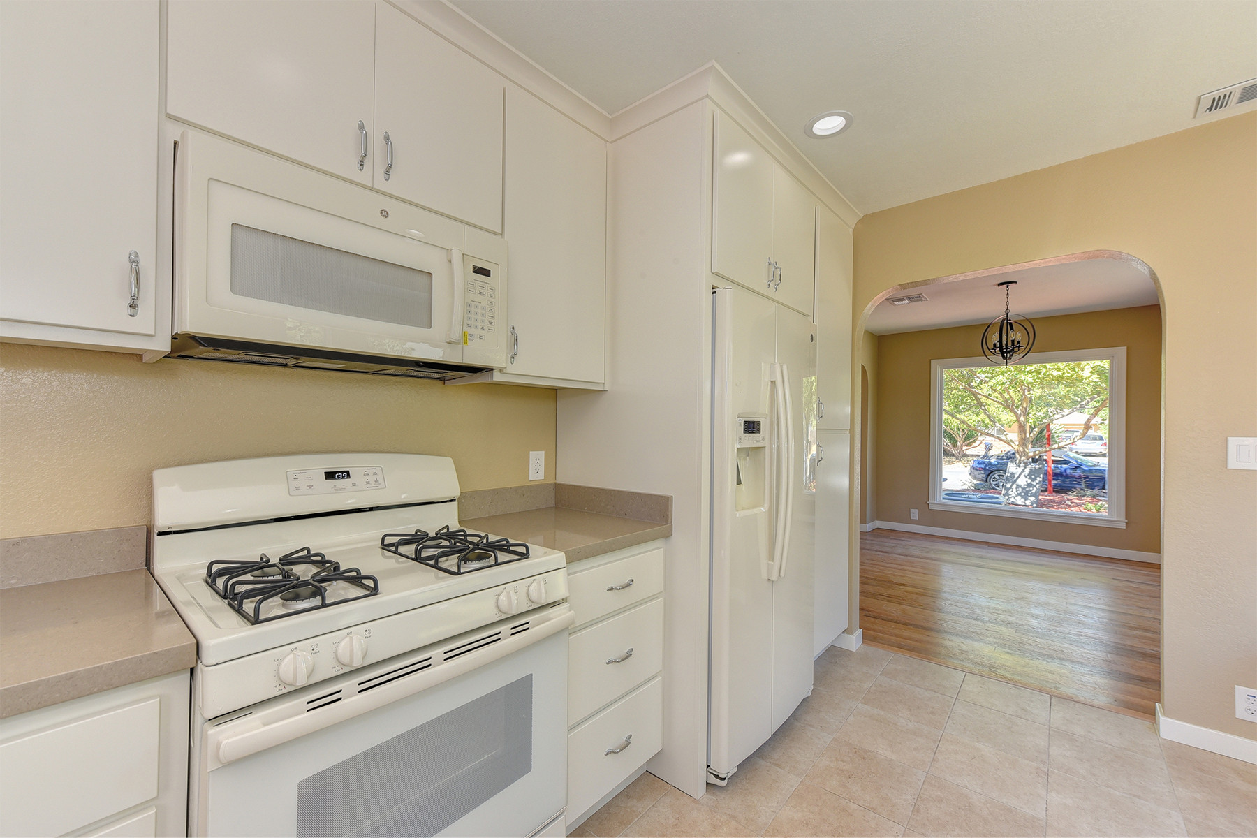 Example of a trendy kitchen design in Sacramento