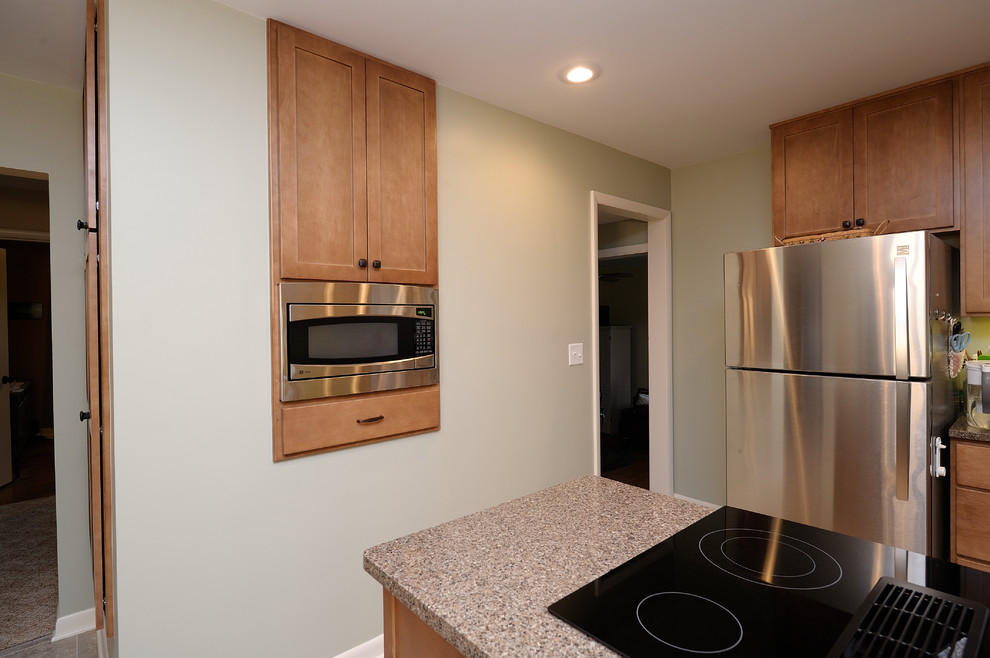 Kitchen - transitional kitchen idea in Grand Rapids
