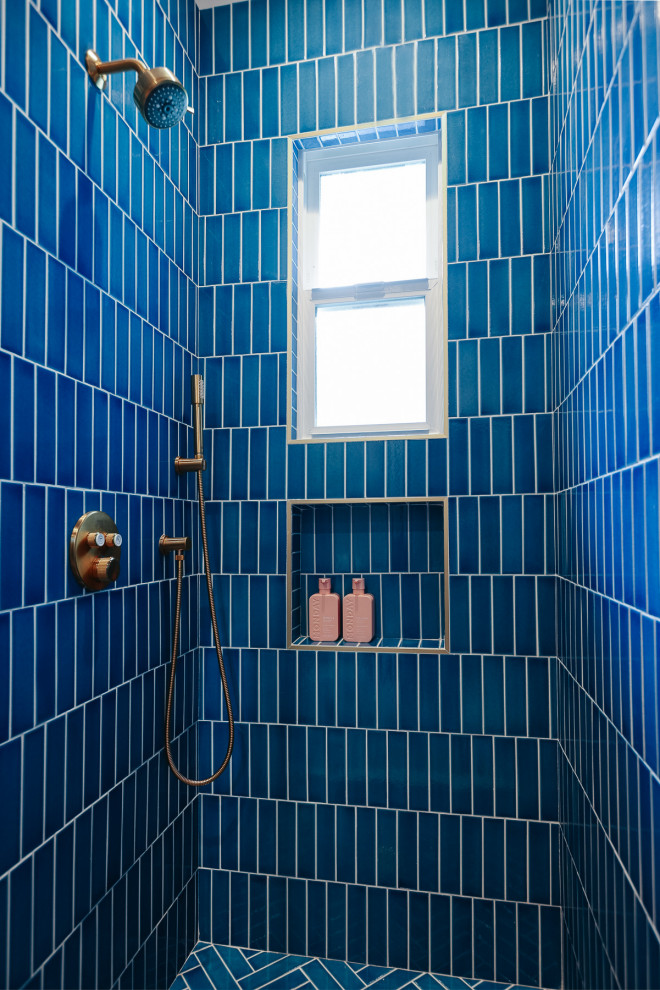 Aménagement d'une salle de bain bord de mer de taille moyenne avec un carrelage bleu, des carreaux de céramique, un sol en carrelage de céramique et un sol bleu.