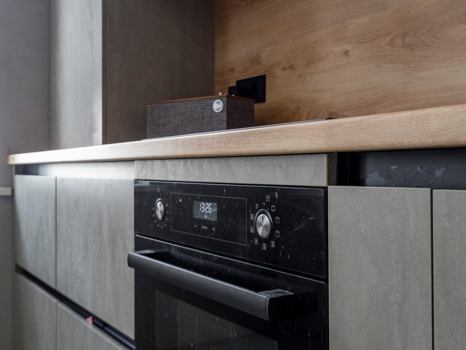 Элегантная минималистичная кухня в сером цвете