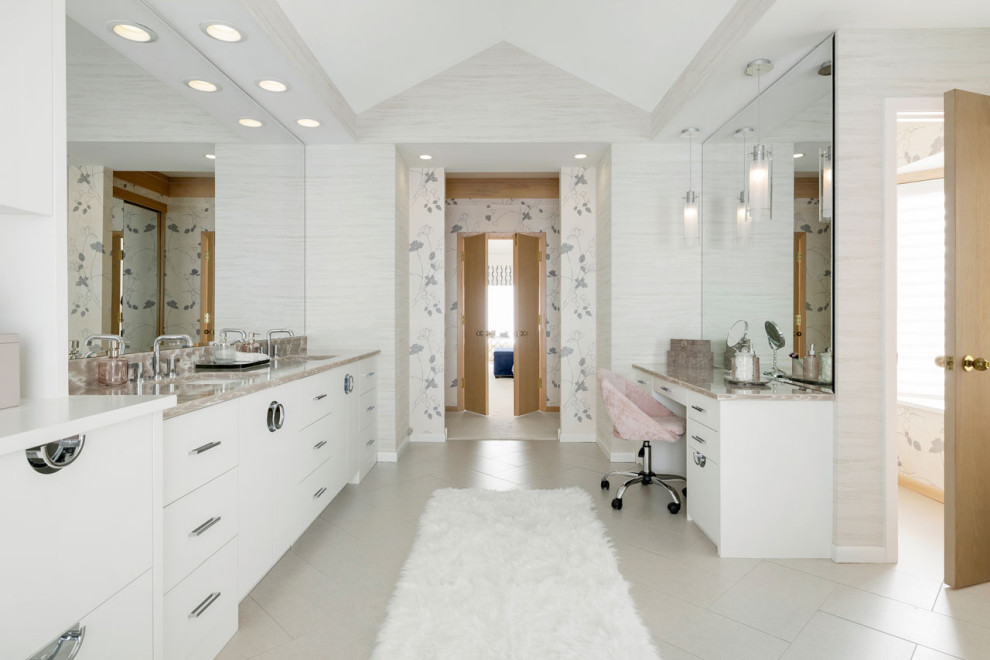 Inspiration för ett stort funkis grå grått en-suite badrum, med släta luckor, vita skåp, ett badkar i en alkov, en hörndusch, vit kakel, keramikplattor, grå väggar, klinkergolv i keramik, ett undermonterad handfat, bänkskiva i kvarts, grått golv och dusch med gångjärnsdörr