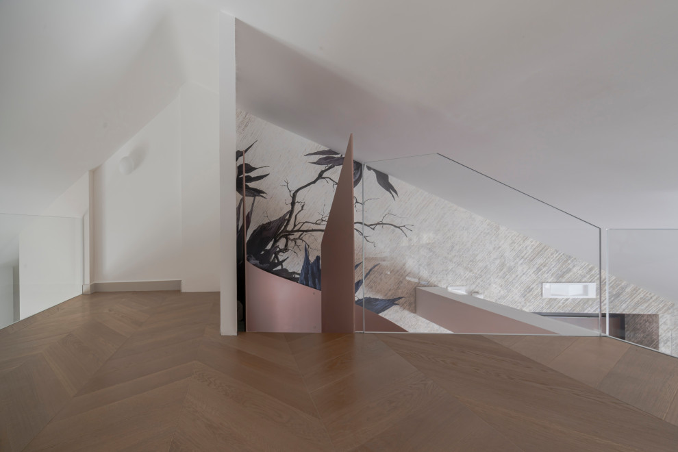 Immagine di un soggiorno contemporaneo di medie dimensioni con pavimento in legno massello medio, parete attrezzata e carta da parati
