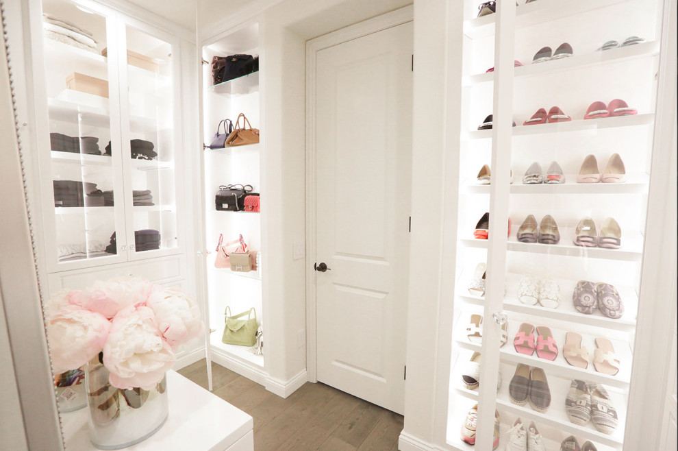 Example of a closet design in Los Angeles