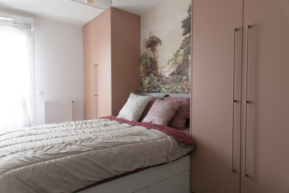 Aménagement d'une petite chambre parentale contemporaine avec un mur blanc, un sol en bois brun, du papier peint et dressing.