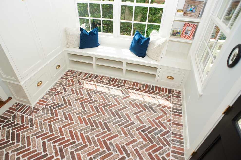 Example of a transitional entryway design in Louisville