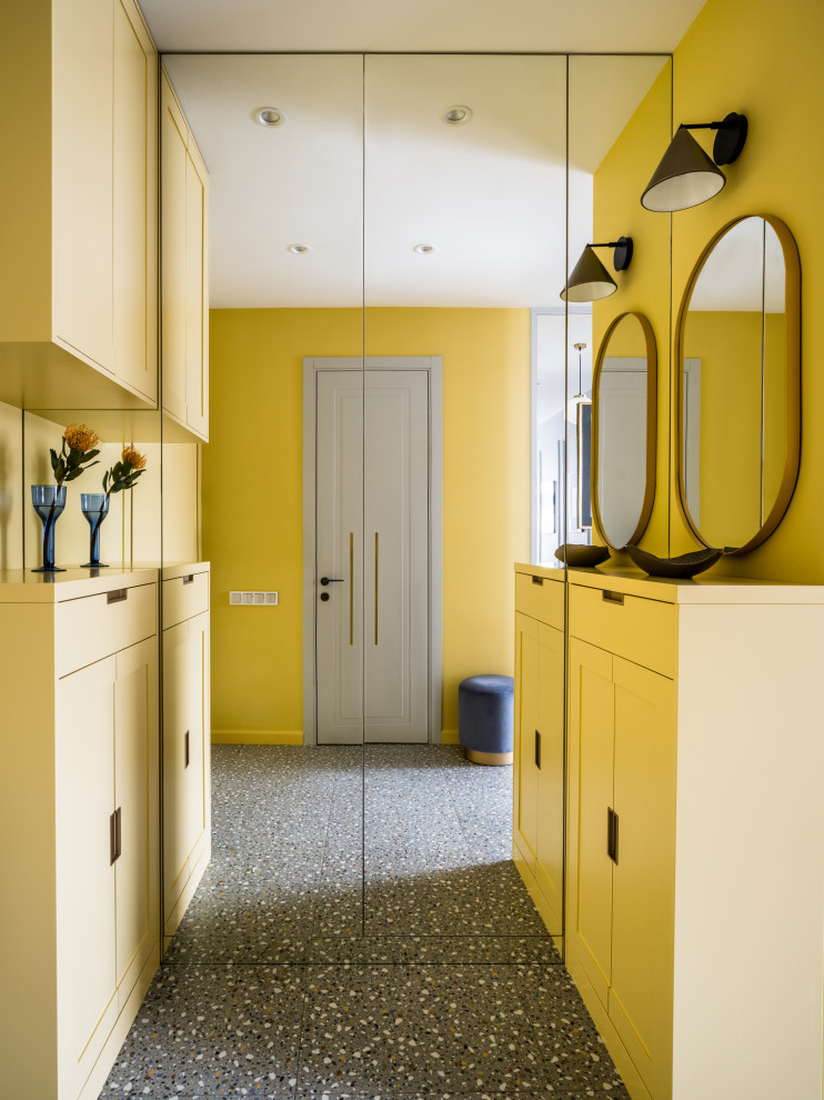 Modelo de puerta principal actual de tamaño medio con paredes amarillas, suelo de baldosas de porcelana, puerta simple, puerta amarilla y suelo multicolor