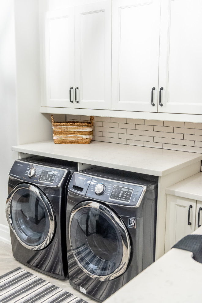 Example of a transitional home design design in Toronto