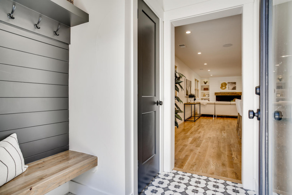 Example of a transitional entryway design in Denver