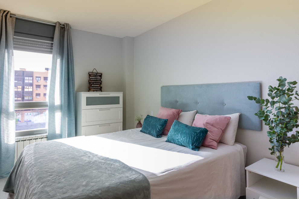 Ejemplo de dormitorio principal minimalista pequeño con paredes blancas y suelo blanco
