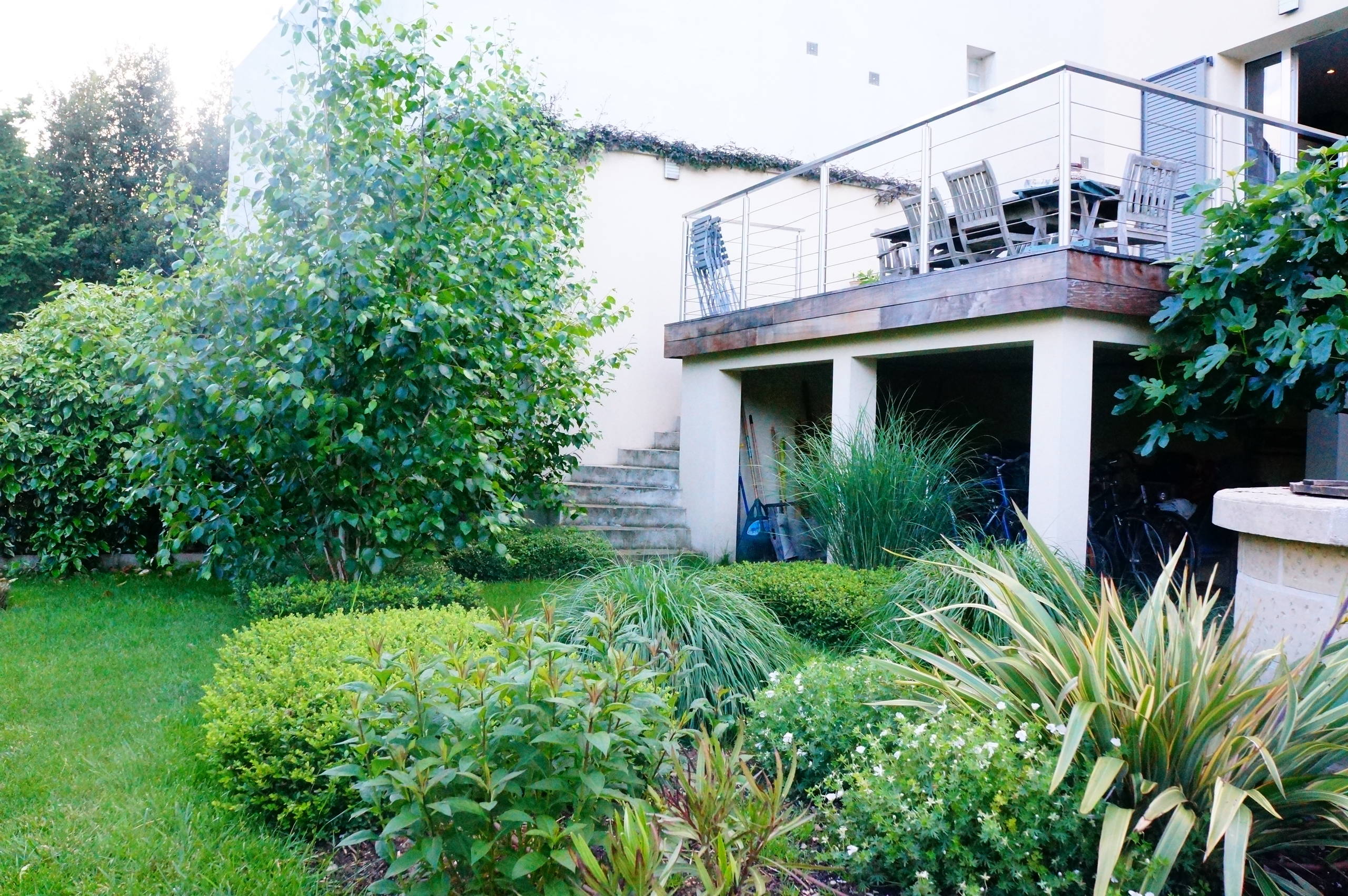 Accès à la terrasse surplombant le jardin
