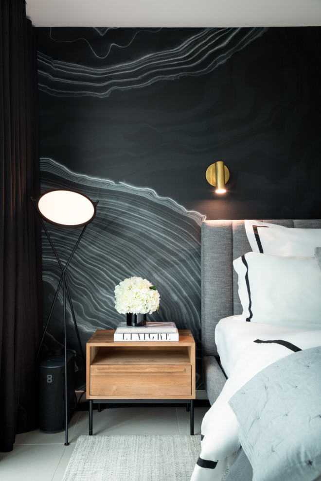 Пример оригинального дизайна: хозяйская спальня среднего размера в стиле модернизм с черными стенами, полом из керамической плитки и серым полом
