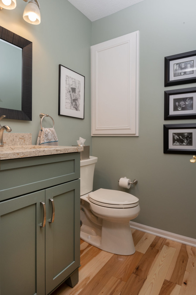 Inspiration för stora klassiska beige en-suite badrum, med skåp i shakerstil, gröna skåp, ett hörnbadkar, en dusch i en alkov, bänkskiva i kvarts, dusch med gångjärnsdörr, en toalettstol med separat cisternkåpa, gröna väggar, ett undermonterad handfat och brunt golv