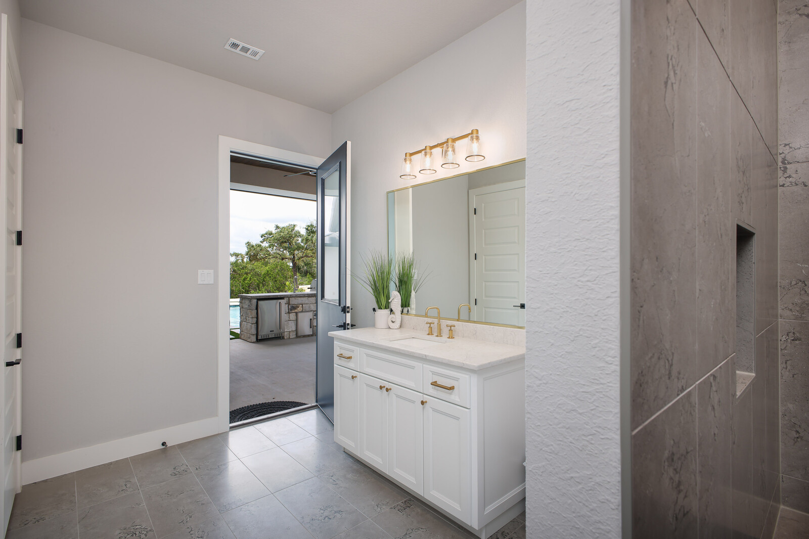 Modern: 4,950 ft², 4 BR/4 BA/2 ST home