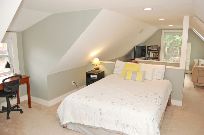 Imagen de habitación de invitados abovedada actual grande con paredes verdes, moqueta y suelo beige