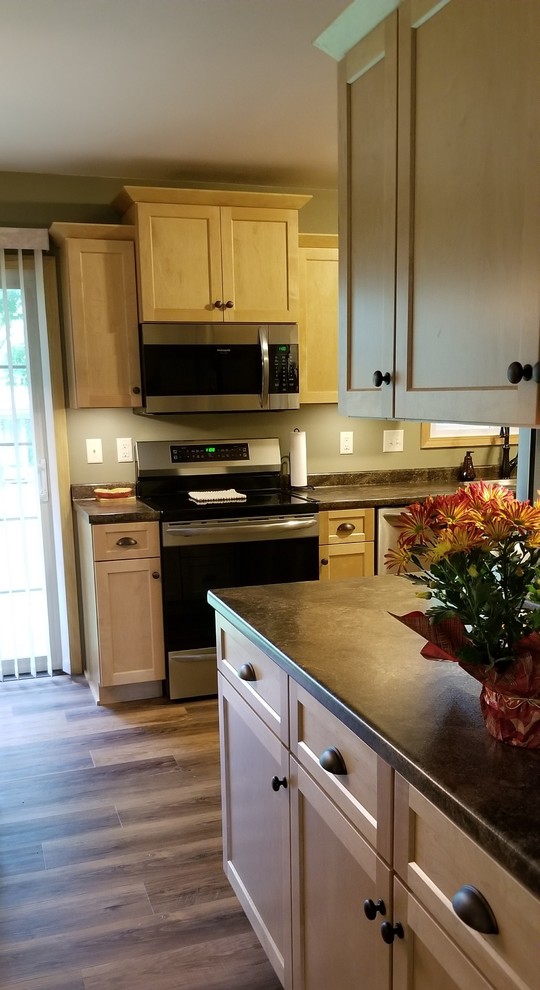 Inspiration for a transitional kitchen remodel with an undermount sink, shaker cabinets, laminate countertops and no island