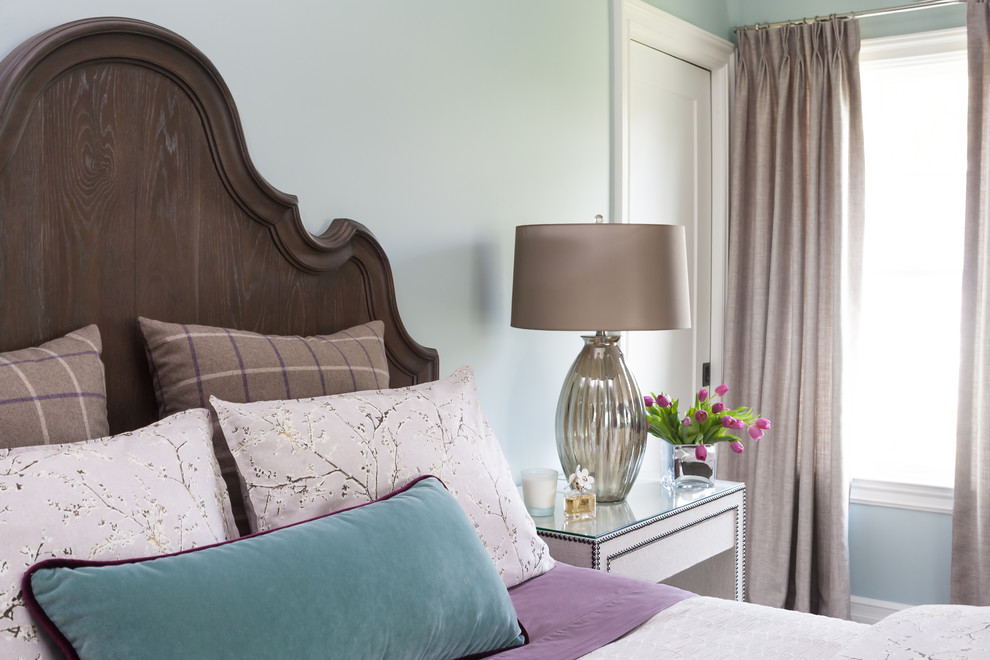 Diseño de dormitorio principal clásico renovado grande con paredes azules, suelo de madera oscura y suelo marrón