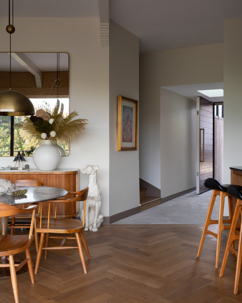Diseño de comedor de cocina minimalista de tamaño medio con paredes beige, suelo de madera en tonos medios y vigas vistas