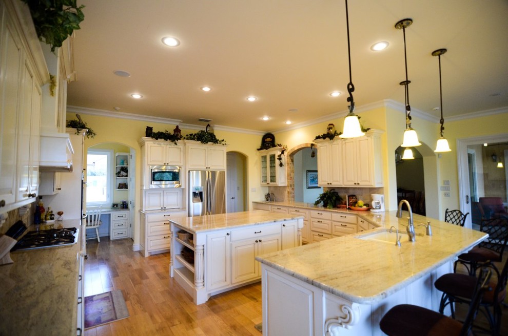 Kitchen - kitchen idea in Austin