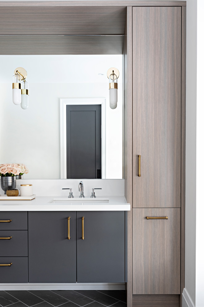 Example of a transitional home design design in Toronto