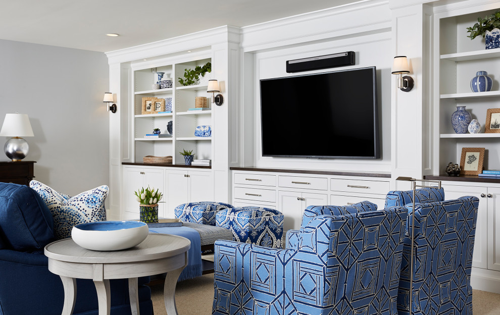 На фото: изолированная гостиная комната в стиле неоклассика (современная классика) с серыми стенами, ковровым покрытием, телевизором на стене, бежевым полом и синим диваном без камина