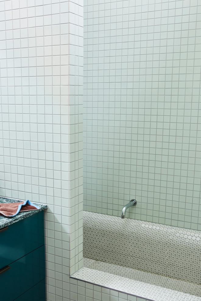 Inspiration pour une petite salle de bain vintage avec des portes de placards vertess, un carrelage vert, des carreaux de céramique, un sol en brique, un lavabo encastré, un plan de toilette en terrazzo, un sol rouge et un plan de toilette vert.