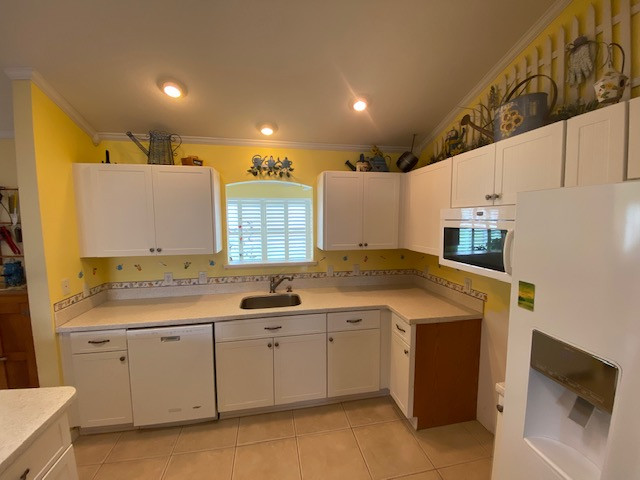 Eat-in kitchen - large u-shaped eat-in kitchen idea with beaded inset cabinets, white cabinets and an island