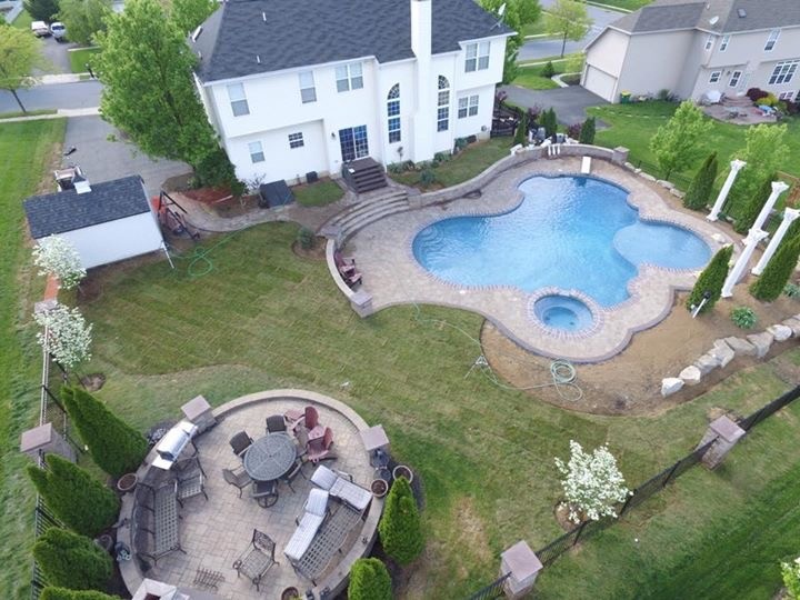 Lower Macungie large custom pool with spa, sunshelf, deck jets, and fountains Traditional