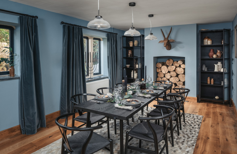 Стильный дизайн: отдельная столовая в классическом стиле с синими стенами и паркетным полом среднего тона - последний тренд