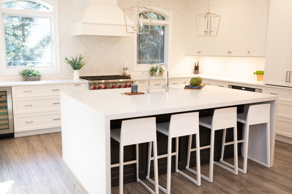 Eat-in kitchen - large transitional u-shaped eat-in kitchen idea in New York with an undermount sink, shaker cabinets, white cabinets, quartz countertops, multicolored backsplash, marble backsplash, stainless steel appliances, an island and white countertops
