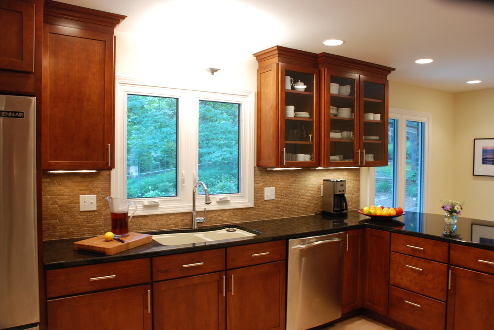 Inspiration for a large transitional u-shaped travertine floor and beige floor eat-in kitchen remodel with an undermount sink, shaker cabinets, medium tone wood cabinets, quartz countertops, beige backsplash, stone tile backsplash, stainless steel appliances and a peninsula