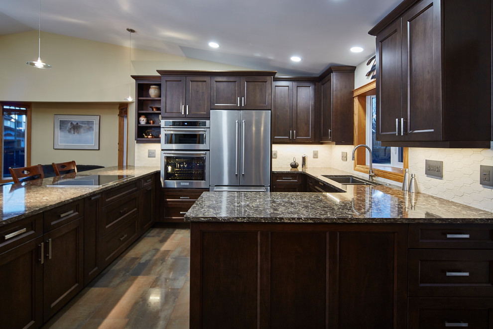 Example of a mid-sized transitional u-shaped porcelain tile eat-in kitchen design with an undermount sink, shaker cabinets, dark wood cabinets, quartz countertops, beige backsplash, stone tile backsplash, stainless steel appliances and a peninsula