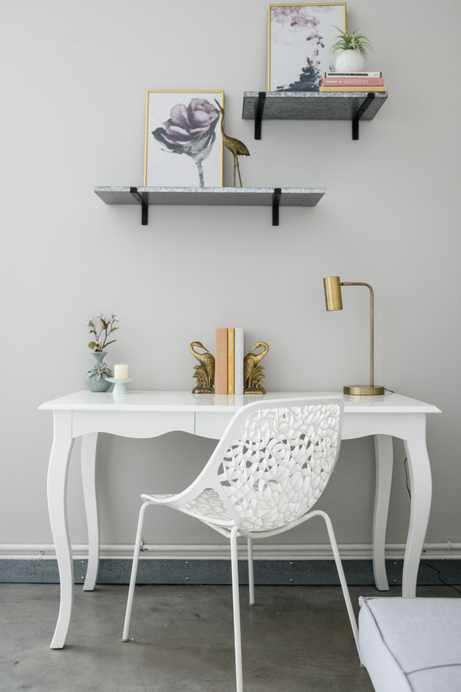Imagen de despacho gris bohemio pequeño con paredes grises, suelo de cemento, escritorio independiente, suelo gris, vigas vistas y papel pintado