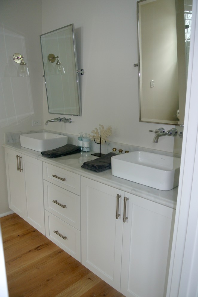 Example of a transitional home design design in Atlanta