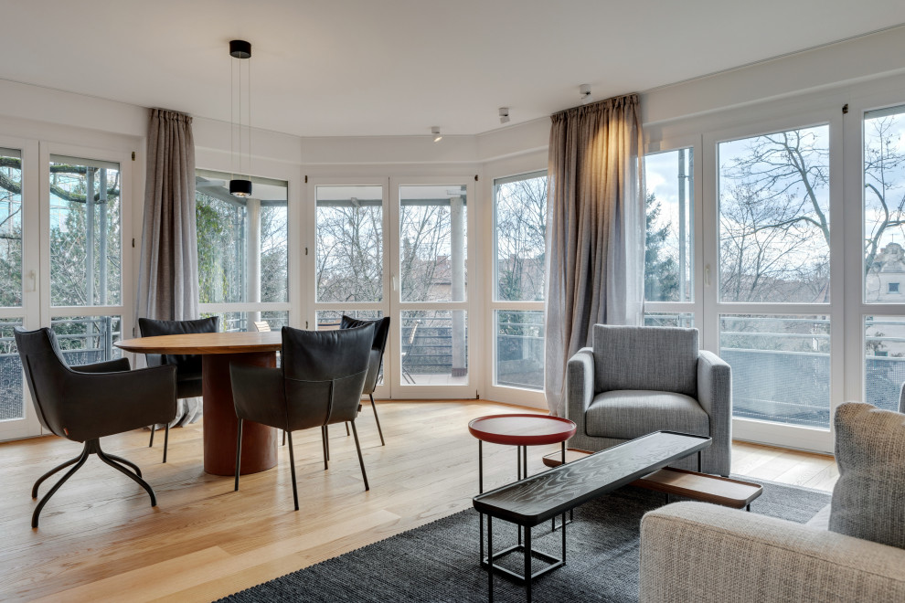 Mittelgroßes Modernes Wohnzimmer mit weißer Wandfarbe und braunem Holzboden in Nürnberg