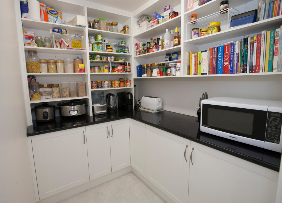 This is an example of a contemporary kitchen in Melbourne.