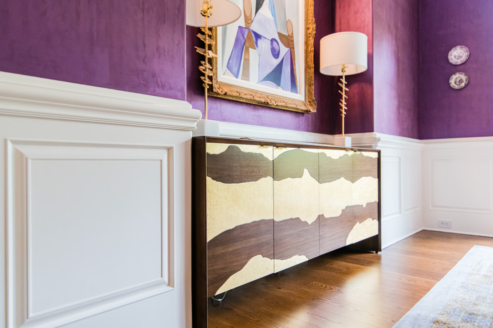 Idée de décoration pour une grande salle à manger ouverte sur la cuisine tradition avec un mur violet, un sol en bois brun et un sol marron.