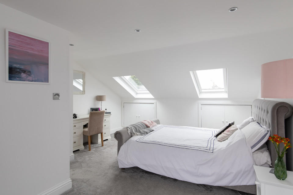 ロンドンにある中くらいなラスティックスタイルのおしゃれな主寝室 (白い壁、カーペット敷き、暖炉なし、グレーの床、格子天井) のインテリア