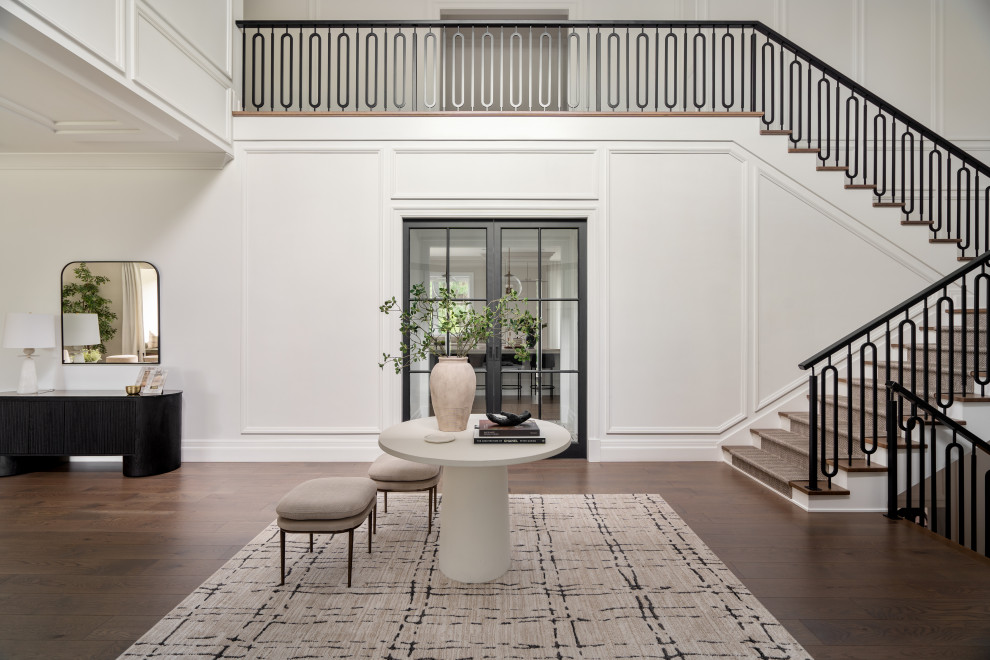 Transitional entryway photo in Montreal