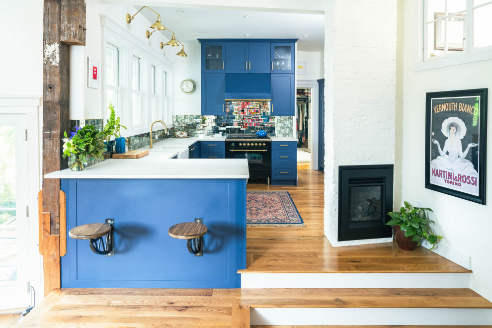 Immagine di una cucina eclettica con ante blu
